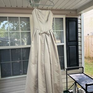 Vera Wang - Size 6, Color ‘Shell’